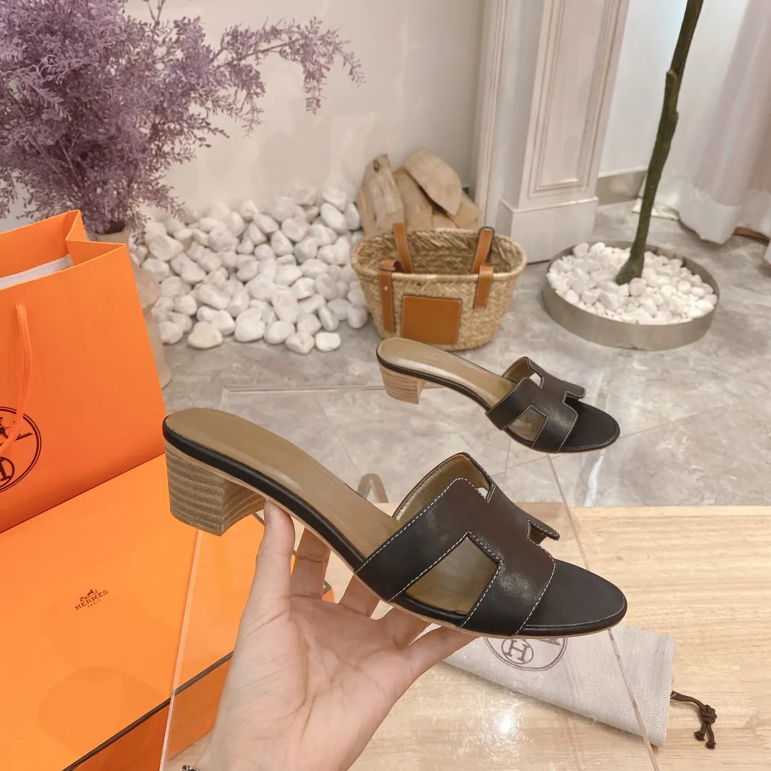 👟👟Ex-factory price 300👟👟 Genuine leather sole +40 🦄Hermès "Flat Cow Pattern" has added new color sandals, "Year-round Shipping" in classic colors... It is a must-have item in your wardrobe, and it is magically versatile in this summer! This model fully demonstrates the classic Hermès style "Flat Cow Pattern". Classic calfskin material ~ imported sheepskin. Lining 🐎Size: 34~42. Heel height ② type: low heel 1.5cm. Medium heel 4.5cm. Genuine leather sole +40 rubber sole.